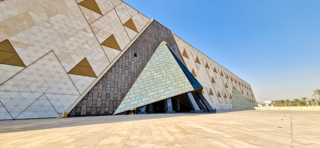 Der eindrucksvolle Eingangsbereich des großen Museums in Kairo mit Hieroglyphen und Verzierungen